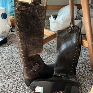 Tori Burch never worn boots